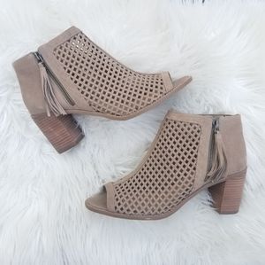VINCE CAMUTO Leather Ankle Booties- tan